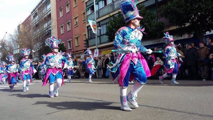 Archivo - Desfile de Comparsas del Carnaval de Badajoz, en una foto de archivo