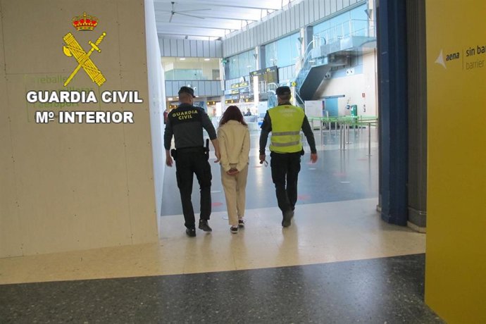 La Guardia Civil del Aeropuerto de Valencia, en el marco de las investigaciones llevadas a cabo en las instalaciones aéreas, ha detenido a una mujer de 28 años que portaba más de 6 kilogramos de cocaína en el doble fondo de una maleta.