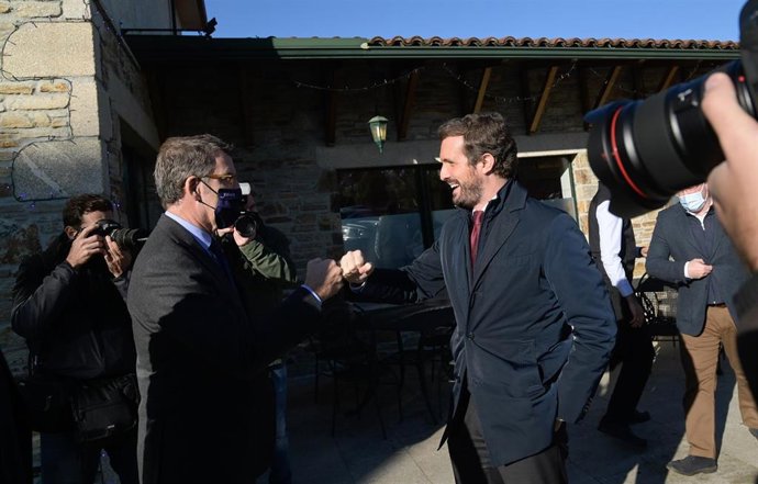 Archivo - El presidente de la Xunta de Galicia, Alberto Núñez Feijoo (i) y el presidente del PP, Pablo Casado (d), se saludan a su llegada a la última Junta Directiva Provincial del PP de A Coruña de 2021, a 17 de diciembre de 2021, en A Coruña, Galicia