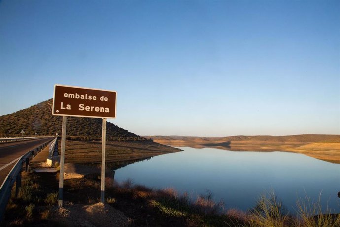 Vista del embalse de La Serena, el mayor de España y que ahora apenas alcanza en la actualidad el 15 por ciento de su capacidad de agua embalsada.