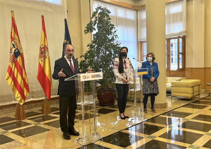 El presidente del Gobierno de Aragón, Javier Lambán, la presidenta de la Asociación ucraniana de residentes en la comunidad, Alina Klochko, y la consejera autonómica de Ciudadanía y Derechos Sociales, María Victoria Broto.