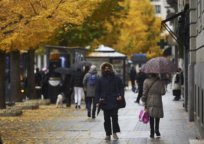 Archivo - Varias personas con pasean por una calle de Santander