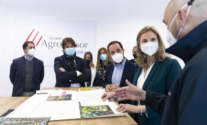 Archivo - La consejera de Medio Ambiente de la Comunidad, Paloma Martín, conoce el servicio Agroasesor con un técnico, junto al alcalde de Fuenlabrada, Javier Ayala