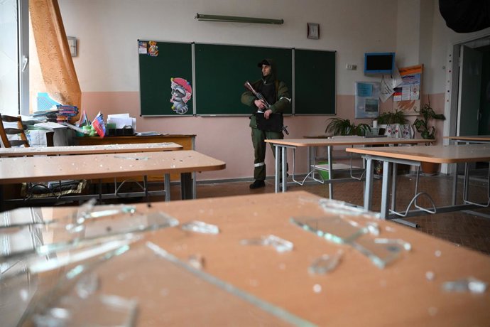 Milici de Donetsk en una escola buida 