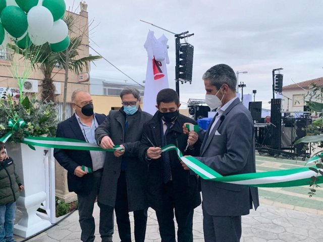 El presidente de la Diputación participa en la inauguración de la Plaza de la Autonomía de La Bobadilla