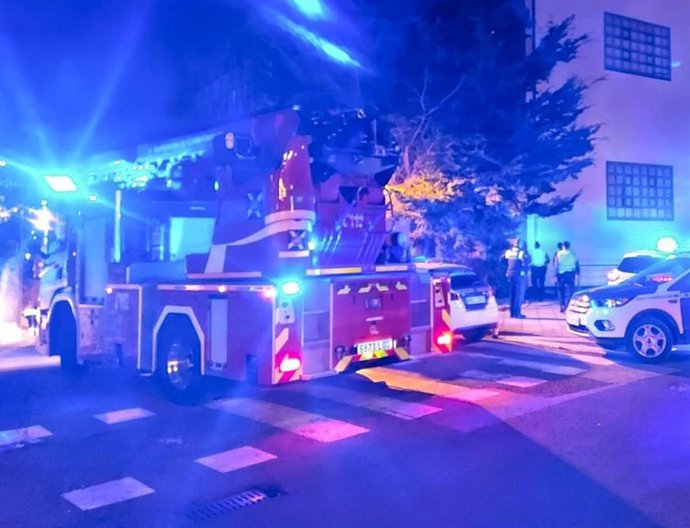 Bomberos rescatan a cinco personas atrapadas por el humo en el incendio de una vivienda en Castro