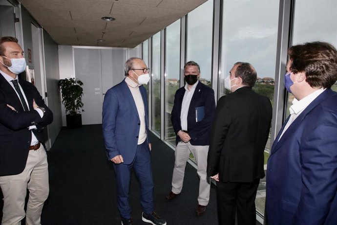 Reunión representantes de la Consejería de Transporte con Alsa