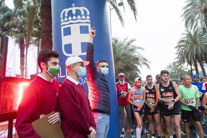 Más de 1.160 almerienses corren con los Bomberos en la I 'Carrera del Fuego'
