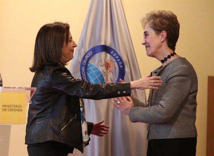 Archivo - La ministra de Defensa, Margarita Robles (izq), felicita a la nueva secretaria de Estado y directora del Centro Nacional de Inteligencia (CNI), Paz Esteban (dech), durante el acto de toma de posesión del cargo en Madrid (España), a 10 de febre