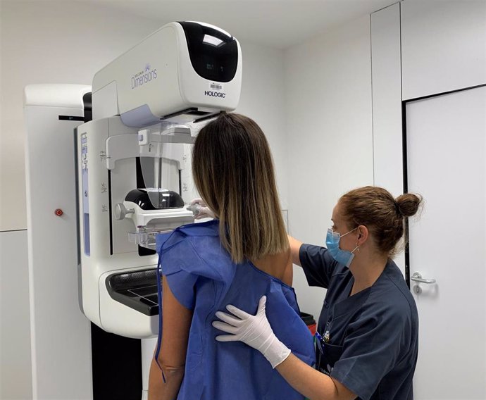 Archivo - Una paciente durante la realización de una mamografía. ARCHIVO