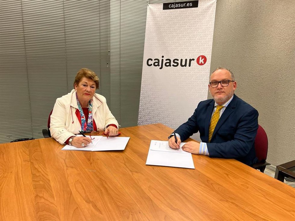 Olga Caballero y Alberto Castro, durante la firma del convenio.