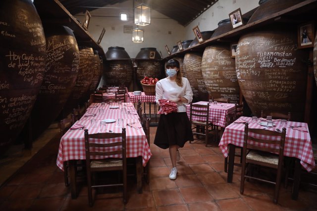  Interior del restaurante centenario Cuevas del Vino en Chinchón