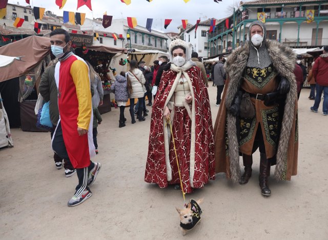 Varias personas disfrazadas en el Mercado Medieval de Chinchón