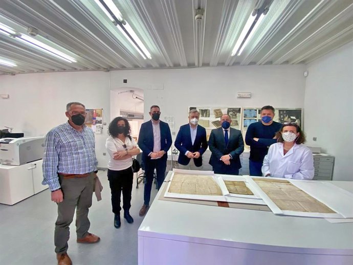 Entrega de los manuescritos al IAPH