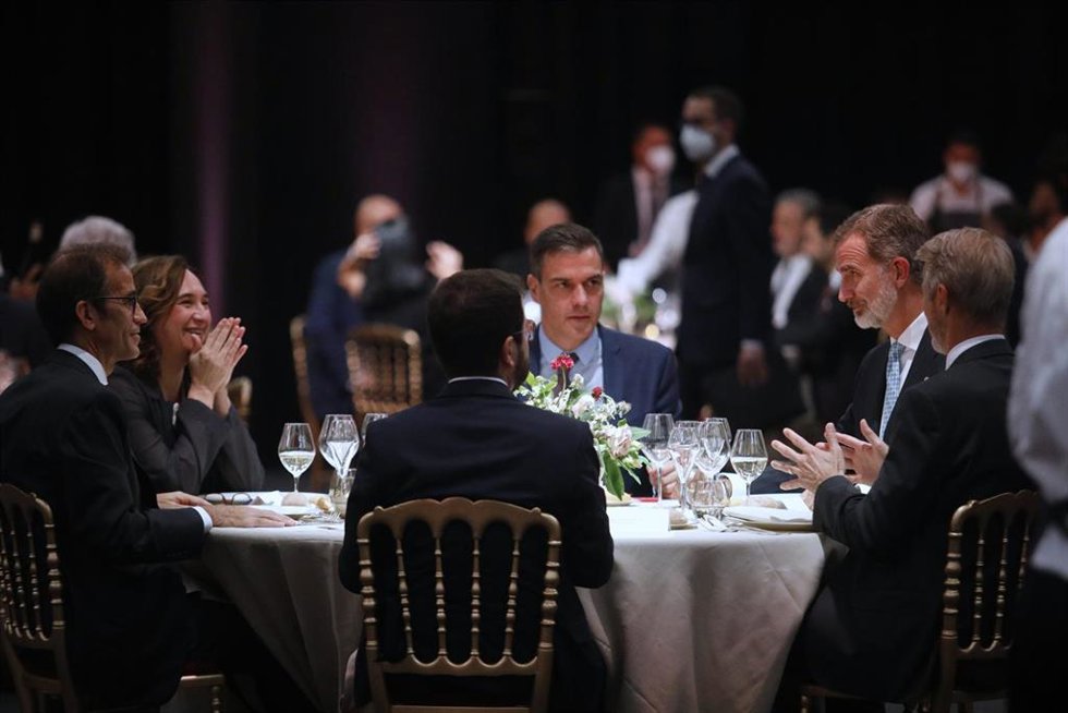 Archivo - El presidente del Gobierno, Pedro Sánchez; frente al presidente de la Generalitat, Pere Aragons; la alcaldesa de Barcelona, Ada Colau, y el rey Felipe VI durante la cena inaugural del Mobile World Congress de 2021.