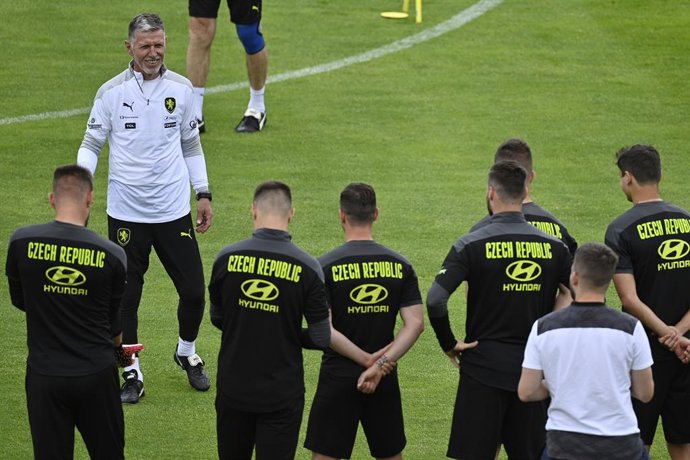 Archivo - 30 June 2021, Czech Republic, Prague: Czech Republic's head coach Jaroslav Silhavy speaks to his players during a training session for the team ahead of Saturday's UEFA EURO 2020 quarter-final soccer match against Denmark. Photo: Michal Kamary