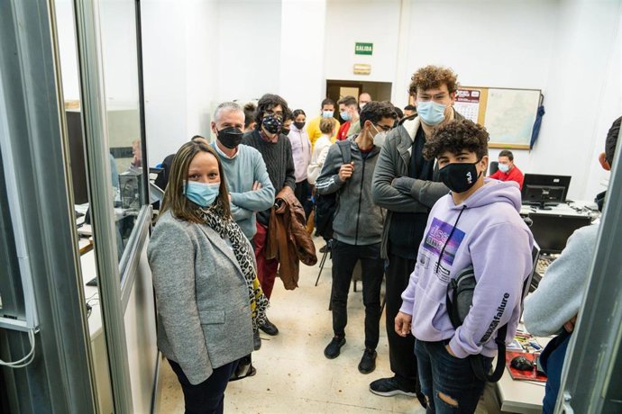 Alumnos IES Francisco Montoya de El Ejido estudian el modelo informático de la Diputación de Almería.