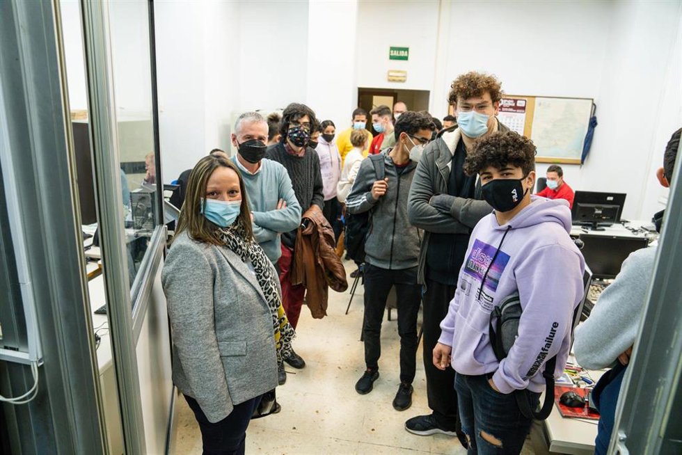 Alumnos IES Francisco Montoya de El Ejido estudian el modelo informático de la Diputación de Almería.