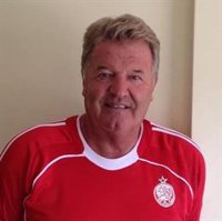 El Real Madrid manda "mucho ánimo" y "cariño" a su "querido" John Benjamin Toshack