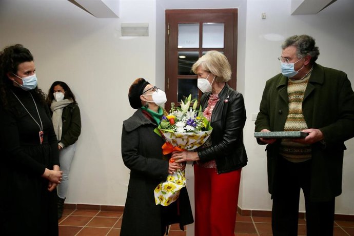 Lombó asiste a la inauguración de la nueva etapa de la Escuela y Taller Municipal de Cerámica de Somo