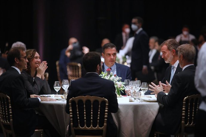 Archivo - Arxivo - El president del Govern, Pedro Sánchez; enfront del president de la Generalitat, Pere Aragons; l'alcaldessa de Barcelona, Ada Colau, i el rei Felipe VI durant el sopar inaugural del Mobile World Congress de 2021.
