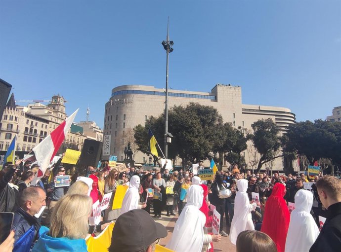 Quart dia de protestis en Plaza Catalunya contra la invasió russa en Ucraina