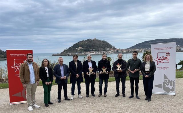 Entrega en San Sebastián, de los premios Oroimen Hegoak, que conceden las Juventudes Socialistas de Euskadi (JSE-Egaz)