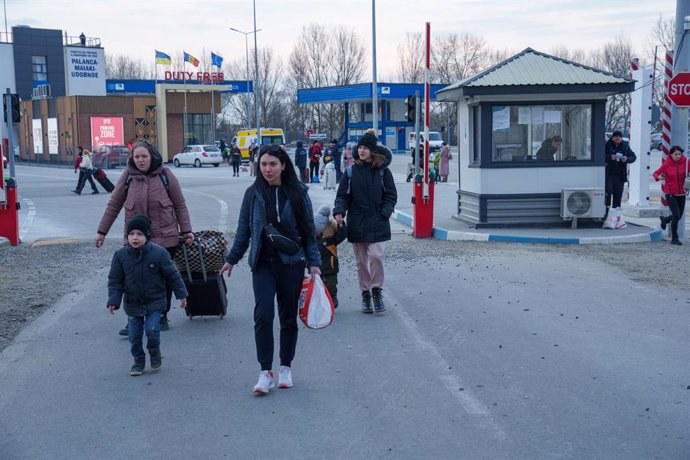 26 February 2022, Moldova, Palanca: Refugees from Ukraine walk through the Moldovan border area after crossing the border in Moldova. Many Ukrainians leave the country after military actions of Russia on Ukrainian territory. Photo: Gilles Bader/Le Picto