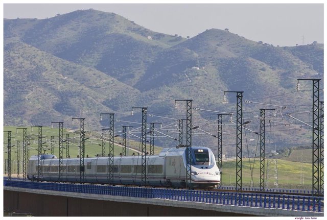 Archivo - Un tren AVE.