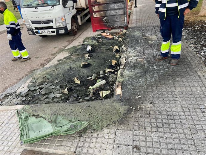 Lugar donde han ardido varios contenedores en Alhauín de la Torre (Málaga)