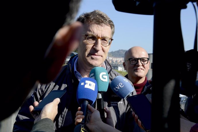 El presidente de la Xunta, Alberto Núñez Feijóo, atiende a los medios de comunicación a su llegada al Campeonato de España de Atletismo en Pista Cubierta, en el recinto Expoourense, a 27 de febrero de 2022, en Ourense