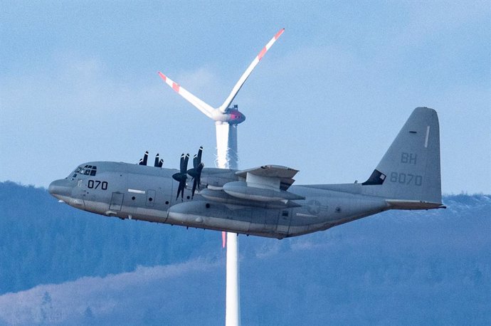 24 February 2022, Rhineland-Palatinate, Landstuhl: A US Air Force plane takes off from the tarmac of the Ramstein Air Base. Following the escalation in the Ukraine conflict, aircraft movements at the US Air Force base have increased significantly. Photo