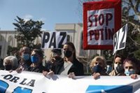 Decenas de miles de personas se manifiestan en Madrid contra la guerra en Ucrania: "Putin asesino"