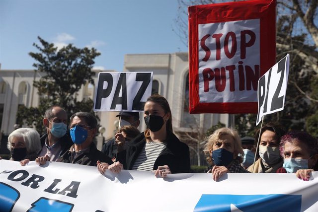 La exdiputada del Parlamento Europeo, Paquita Sauquillo, el diputado socialista, Manuel de la Rocha, y la exalcaldesa de Madrid, Manuela Carmena en una manifestación en Madrid contra la guerra en Ucrania.