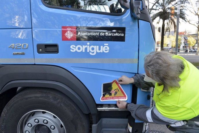 Una de las señales que indican los ángulos muertos del vehículo y que se colocarán en los vehículos de grandes dimensiones de la flota municipal de Barcelona.