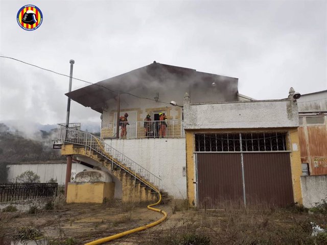 Los bomberos han conseguido extinguir un incendio declarado este domingo en una nave abandonada en la localidad valenciana de Llocnou de Sant Jeroni.