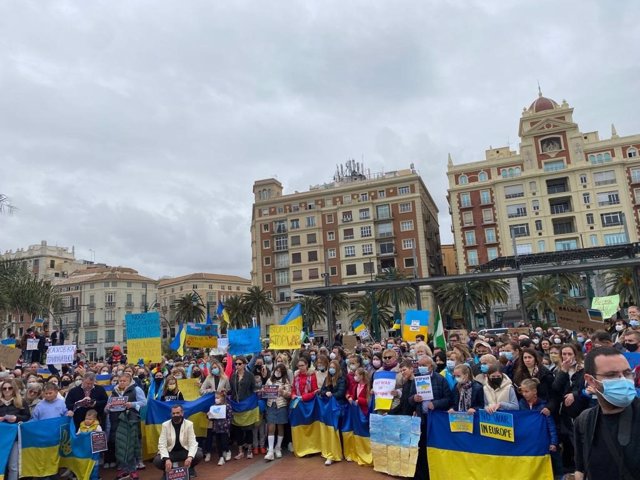 Ciudadanos participan en la concentración en contra de la invasión rusa en Ucrania ordenada por Valdimir Putin.