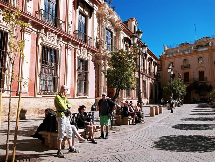 Turistas en el centro de Sevilla.