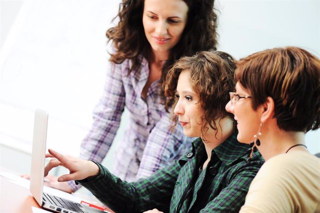 Mujeres trabajando con un ordenador.