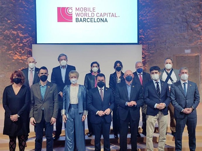 El presidente de la Generalitat Pere Aragons, el director de GSMA, John Hoffman; el ceo del MWCapital, Carlos Grau; la teniente de alcalde de Barcelona, Laia Bonet; la secretaria de Estado Carme Artigas y los consellers Roger Torrent y Jordi Puigneró