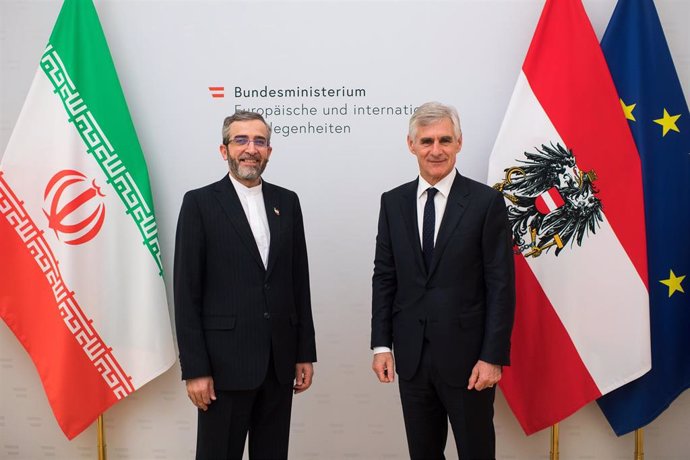 Archivo - El ministro de Exteriores de Austria, Michael Linhart, con el jefe negociador iraní, Ali Bagheri 