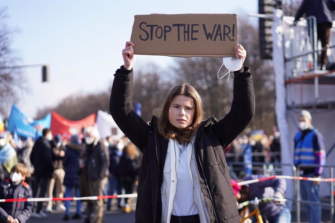 dpatop - 27 February 2022, Berlin: Climate activist Luisa Neubauer holds a sign "Stop the war!" during a demonstration under the slogan "Stop the war! Peace for Ukraine and all Europe" against the Russian attack on Ukraine. Photo: Jrg Carstensen/dpa