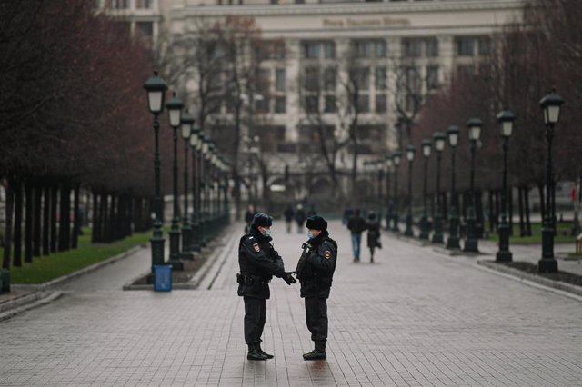 Archivo - Policías con mascarilla en Moscú