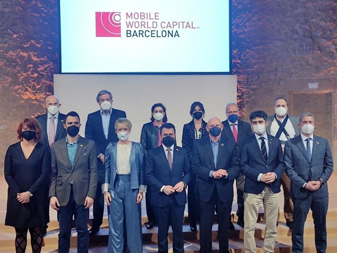 El president de la Generalitat Pere Aragons, el director de GSMA, John Hoffman; el ceo del MWCapital, Carlos Grau; la tinent d'alcalde de Barcelona, Laia Bonet; la secretria d'Estat Carme Artigas i els consellers Roger Torrent i Jordi Puigneró
