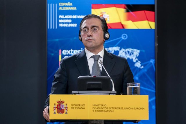 El ministro de Asuntos Exteriores, Unión Europea y Cooperación, José Manuel Albares, comparece tras una reunión con la ministra federal de Asuntos Exteriores de Alemania, en el Palacio de Viena, a 15 de febrero de 2022, en Madrid (España). 