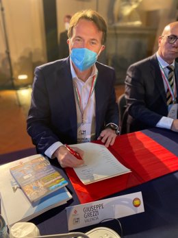 El concejal Giuseppe Grezzi firma la Declaración de Florencia por la Cooperación y la Paz