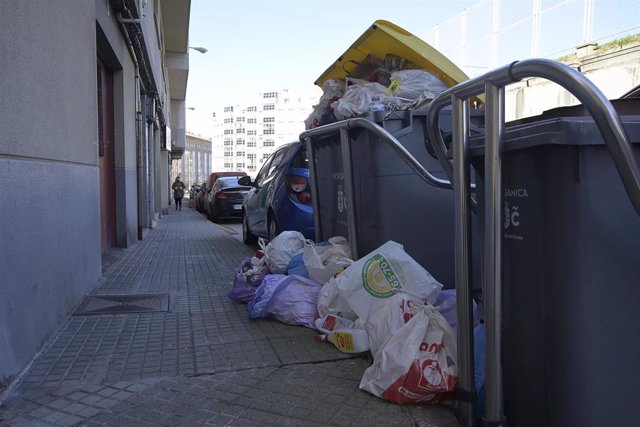 Contenedores rebosan de basura en el barrio de Monte Alto de A Coruña por la falta del servicio de recogida de basura tras las tercera madrugada de incidentes por el conflicto de la basura, a 25 de febrero de 2022, en A Coruña