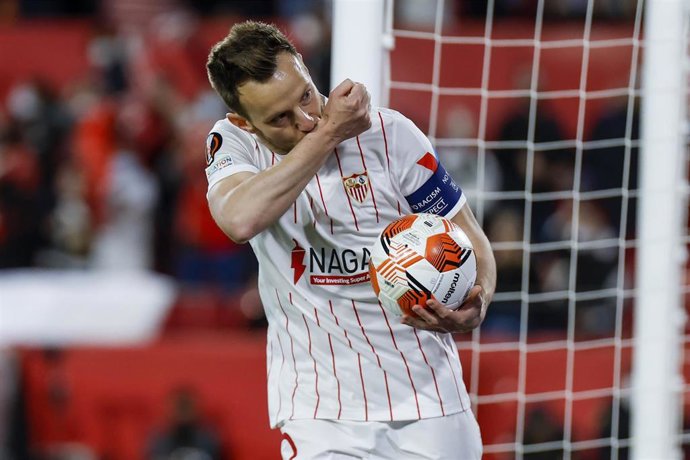 17 February 2022, Spain, Seville: Sevilla's Ivan Rakitic celebrates scoring his side's first goal during the UEFA Europa League play-offs first leg soccer match between Sevilla FC and GNK Dinamo Zagreb at Ramon Sanchez-Pizjuan Stadium. Photo: Jose Luis 