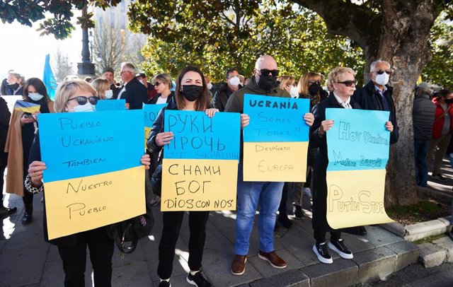 Varias personas, con pancartas, durante una protesta contra la guerra de Rusia-Ucrania, en Santander 