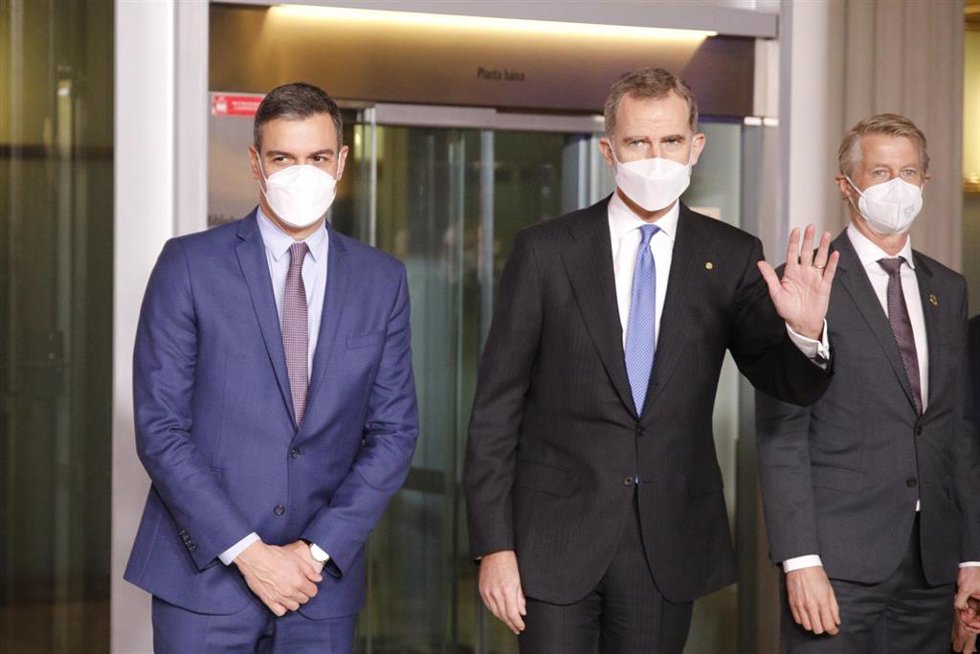 El presidente del Gobierno, Pedro Sánchez, con el Rey Felipe VI al llegar a la cena oficial del MWC en Barcelona